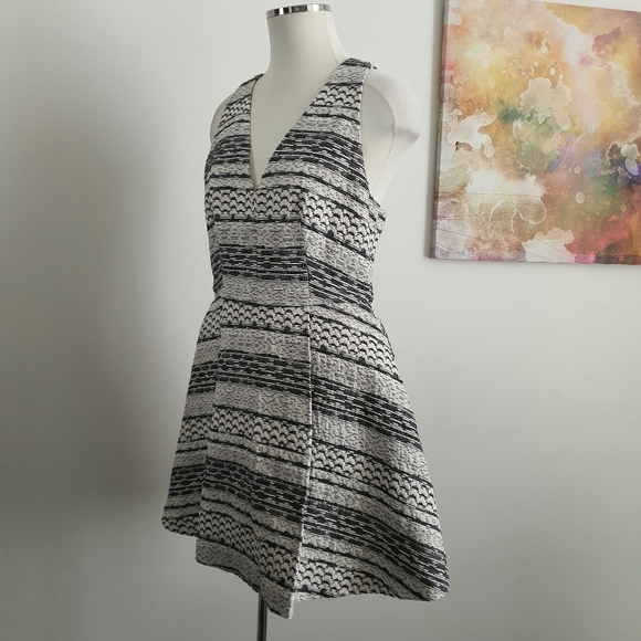 Forever New Size 12 Sleeveless Grey Ivory Jacquard V Neck Pleated Mini Dress - Picture 12 of 14